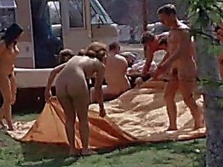 Desnudo gente en la picnic