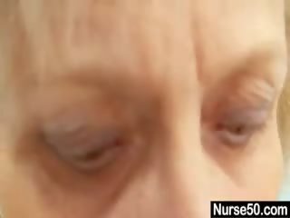 Blondīne vecmāmiņa medmāsa pats eksāmens ar vāvere spreader