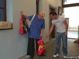 יוצא מן הכלל בלונדינית סבתא משמח בר מזל בָּחוּר ל לעזור