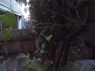Masturberen buur betrapt op haar patio door selfie.