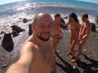 4 youngsters geneukt een russisch streetwalker op de strand: gratis hd volwassen film 3d | xhamster