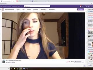 Mergaitė masturbacija ir squirting į twitch srautas prieš gauti uždraustas