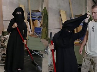 Tour van kont - moslim vrouw sweeping vloer krijgt noticed door passioneel amerikaans soldier