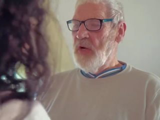 Charmig tonårs körd av stor pecker morfar cums i henne mun med cumplay