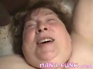 Babcia strumpet uwielbia dwa dicks
