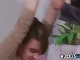 रशियन ग्रॉनी का आनंद ले रहे एक युवा manhood