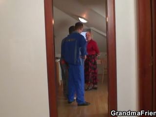 Gammel bestemor sprer seg ben til to kuker