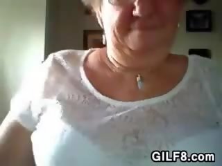 Viejo mujer intermitente su agradable pechos