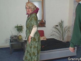 Solitaire vieux grand-mère satisfait un jeune stripling