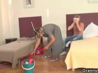 Full-blown housemaid gauna jos putė pripildytas su manhood