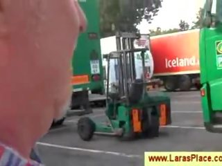Trucker να πάρει chased με ένα middle-aged