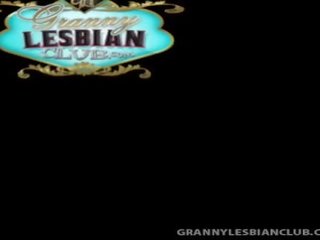 Dueling dildos dengan berahi lesbian nenek